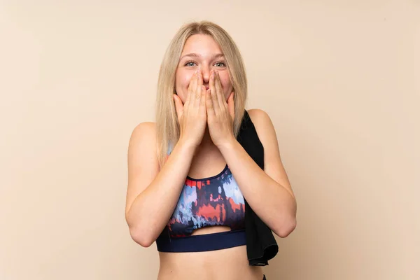 Ung Blond Sport Kvinna Över Isolerad Vägg Med Överraskning Ansiktsuttryck — Stockfoto