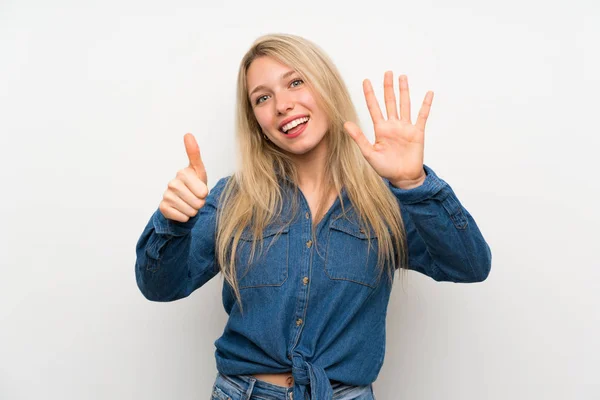 Ung Blondine Kvinde Isoleret Hvid Væg Tæller Seks Med Fingre - Stock-foto