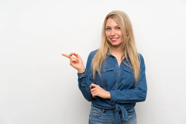 Ung Blond Kvinna Över Isolerad Vit Vägg Pekfingret Sidan — Stockfoto
