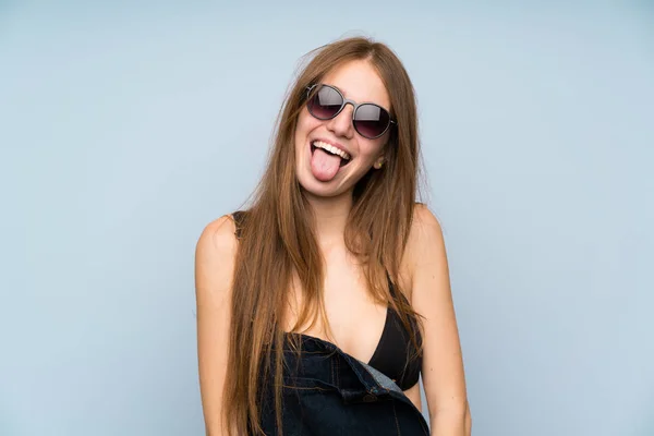 Ung Kvinna Bikini Sommarsemester Visar Tungan Kameran Med Rolig Look — Stockfoto