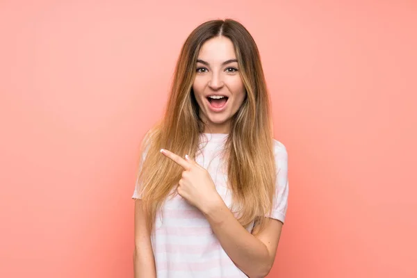 Mujer Joven Sobre Pared Rosa Aislada Señalando Dedo Hacia Lado — Foto de Stock