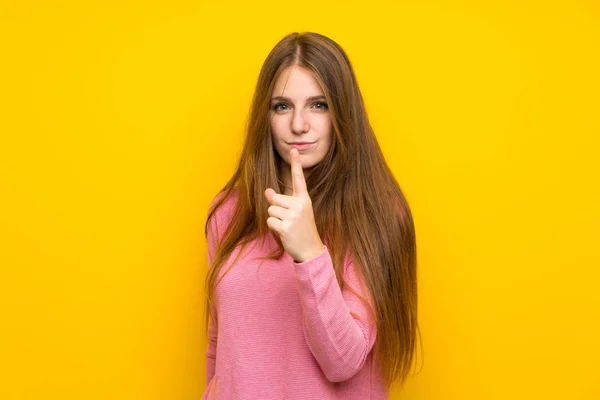 Mujer Joven Con Pelo Largo Sobre Pared Amarilla Aislada Frustrado —  Fotos de Stock