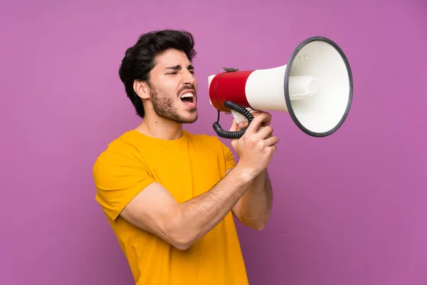 Guapo Sobre Aislada Pared Púrpura Gritando Través Megáfono — Foto de Stock