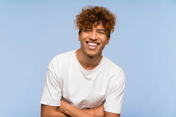 Joven Afroamericano Con Camisa Blanca Riendo — Foto de Stock