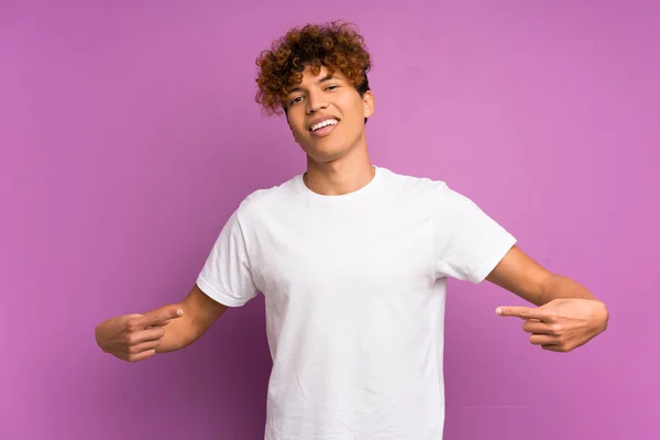 Joven Afroamericano Hombre Sobre Aislado Púrpura Pared Orgulloso Auto Satisfecho — Foto de Stock