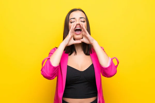 Giovane Donna Sfondo Giallo Isolato Gridando Annunciando Qualcosa — Foto Stock