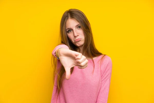 Jonge Vrouw Met Lang Haar Geïsoleerde Gele Muur Weergegeven Duim — Stockfoto