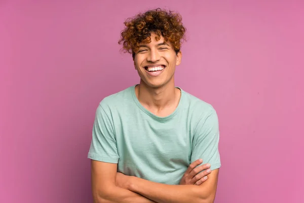 孤立した紫色の壁の上の若いアフリカ系アメリカ人男性笑い — ストック写真
