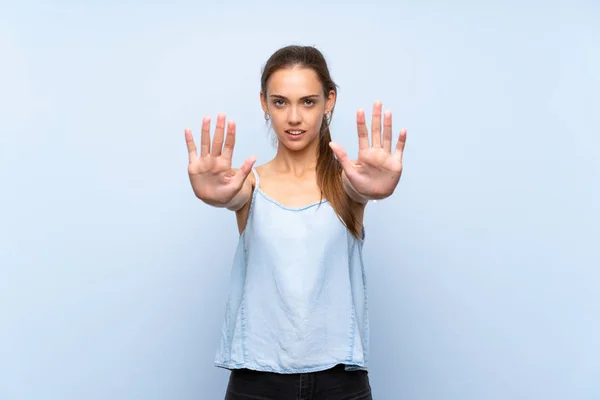 Jonge Vrouw Geïsoleerde Blauwe Achtergrond Maken Stop Gebaar Teleurgesteld — Stockfoto