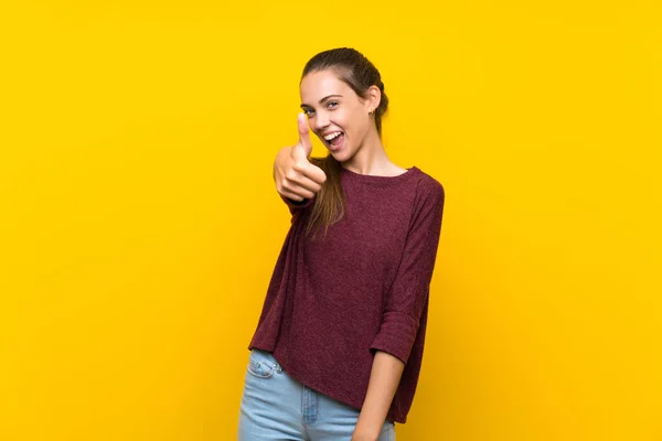 Giovane Donna Sfondo Giallo Isolato Con Pollici Perché Qualcosa Buono — Foto Stock