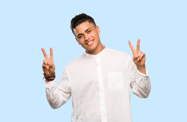 Junger Mann Zeigt Siegeszeichen Mit Beiden Händen Auf Buntem Hintergrund — Stockfoto