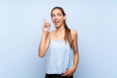 Soyutlanmış mavi arka planda genç bir kadın parmağını kaldırarak çözümü anlamaya çalışıyor.