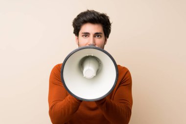 Bir megafon ile bağırarak izole duvar üzerinde Yakışıklı