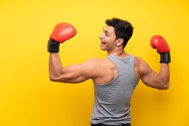 Boks eldiven ile izole arka plan üzerinde yakışıklı spor adam