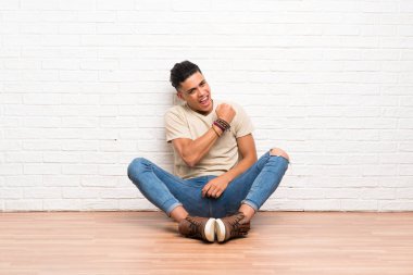 Bir zaferini kutluyor katta oturan genç adam