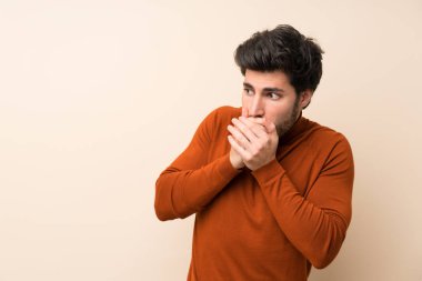 Ağız kapsayan izole duvar üzerinde Yakışıklı ve yan bakıyor