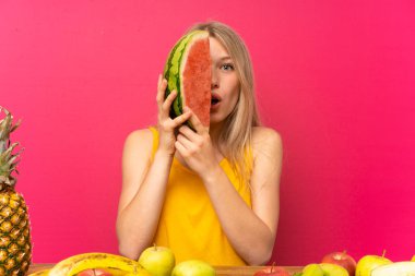 Meyve çok genç kadın