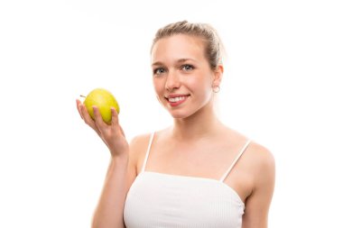Bir elma ile izole beyaz arka plan üzerinde genç sarışın kadın