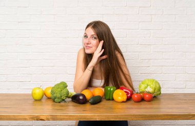 Birçok sebze bir şeyler fısıldıyor genç kadın