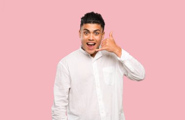 Telefon hareketi yapan genç adam. Renkli arka planda beni geri arayın