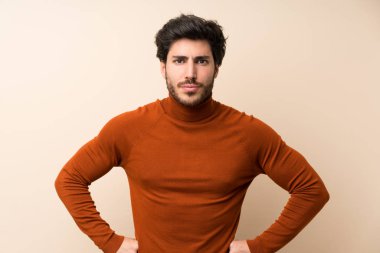 Izole duvar kızgın üzerinde Yakışıklı