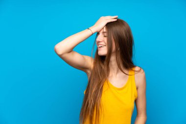 Izole mavi duvar üzerinde uzun saçlı genç kadın bir şey fark etti ve çözüm niyetinde