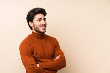 Izole duvar üzerinde Yakışıklı mutlu ve gülümseyen