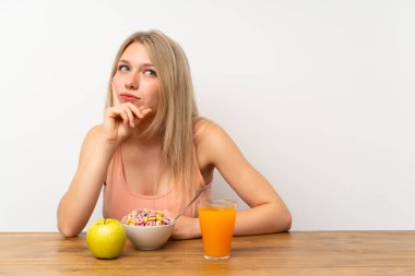 Genç sarışın kadın bir fikir düşünme kahvaltı sahip