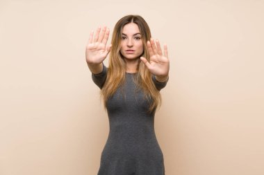 Izole arka plan üzerinde genç kadın stop jest yapma ve hayal kırıklığına