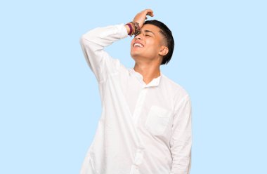 Genç adam bir şey fark etti ve renkli arka plan üzerinde çözüm niyetinde