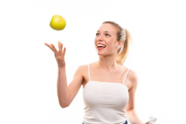 Bir elma ile izole beyaz arka plan üzerinde genç sarışın kadın