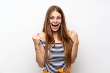 Izole beyaz duvar üzerinde uzun saçlı genç kadın kazanan pozisyonda bir zafer kutluyor