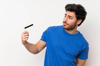 Kredi kartı olan yakışıklı adam