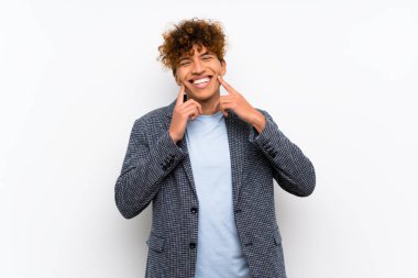 Izole beyaz duvar üzerinde Moda afro-amerikan adam mutlu ve hoş bir ifade ile gülümseyen