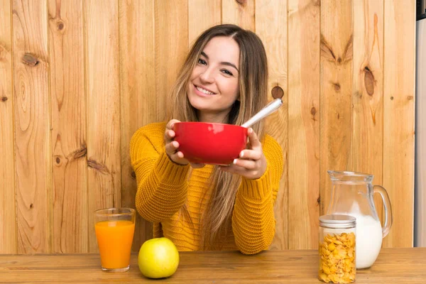 Junge Frau Frühstückt Einer Küche — Stockfoto