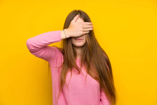 Junge Frau Mit Langen Haaren Über Isolierter Gelber Wand Die — Stockfoto