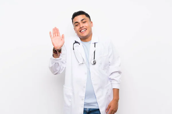 Mladý Lékař Izolované Bílé Zdi Rukou Šťastným Výrazem — Stock fotografie
