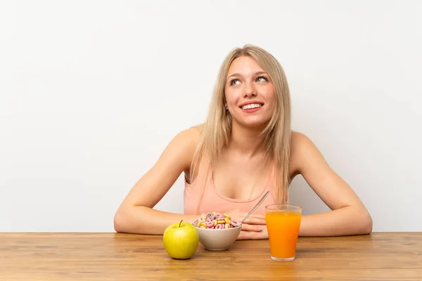 Młoda Blond Kobieta Śniadanie Śmiech Patrząc — Zdjęcie stockowe