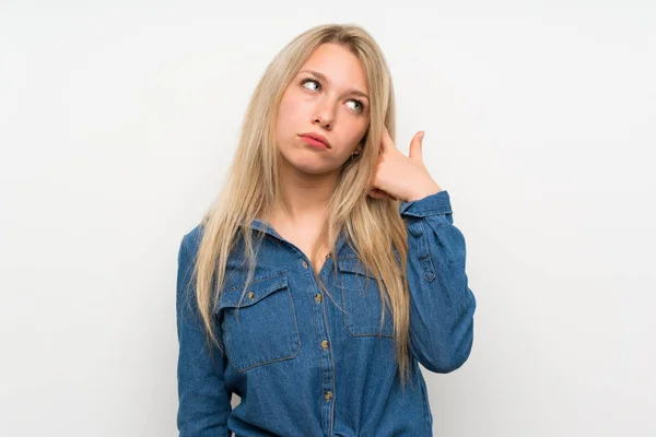 Jeune Femme Blonde Sur Mur Blanc Isolé Avec Des Problèmes — Photo