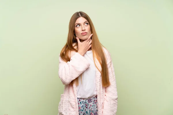 Mujer Joven Bata Sobre Pared Verde Pensando Una Idea —  Fotos de Stock