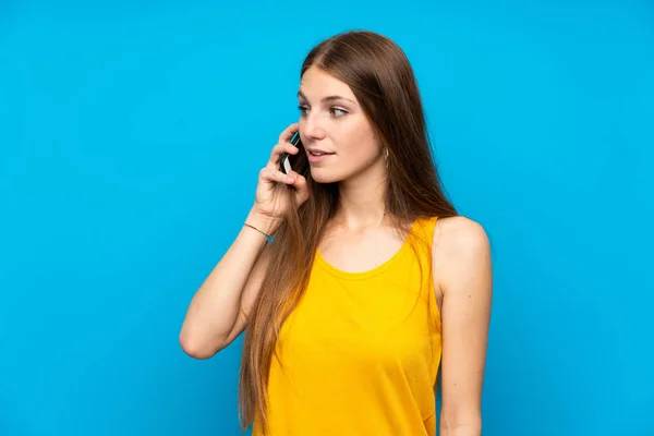 Giovane Donna Con Capelli Lunghi Oltre Isolato Muro Blu Mantenendo — Foto Stock