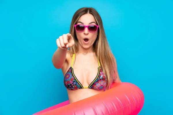 Jonge Vrouw Bikini Zomer Vakantie Verrast Wijzend Front — Stockfoto