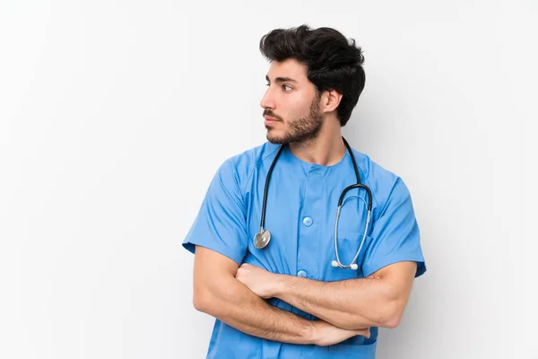 Cirujano Doctor Hombre Sobre Aislado Blanco Pared Pie Mirando Lado —  Fotos de Stock