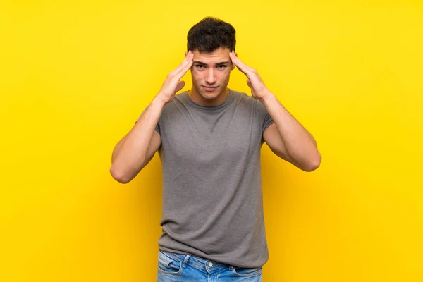 Hombre Guapo Sobre Pared Amarilla Aislada Con Dolor Cabeza — Foto de Stock