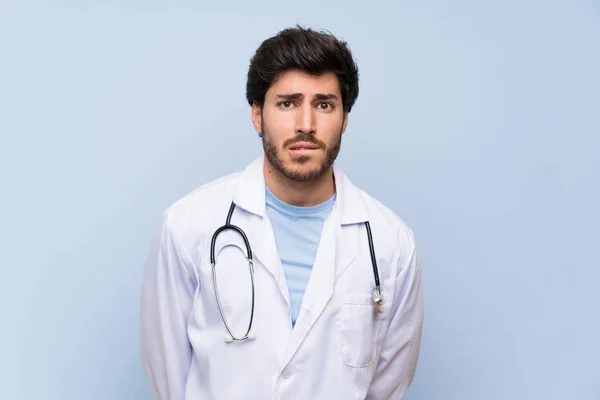 Arzt Mit Zweifeln Und Verwirrtem Gesichtsausdruck — Stockfoto