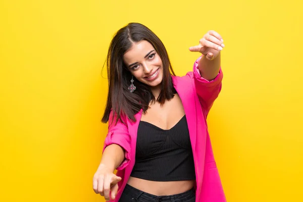 Giovane Donna Oltre Isolato Sfondo Giallo Punti Dito Voi Sorridendo — Foto Stock