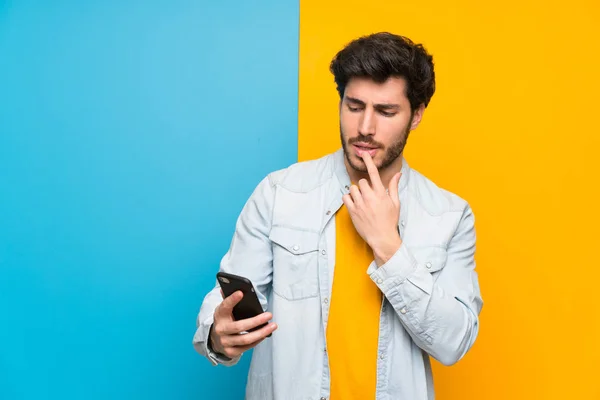 Gut Aussehend Über Isoliert Bunte Hintergrund Denken Und Eine Botschaft — Stockfoto