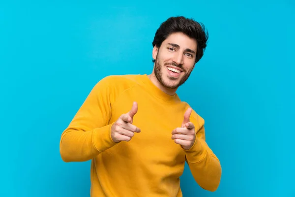 Bonito Sobre Parede Azul Isolado Apontando Para Frente Sorrindo — Fotografia de Stock