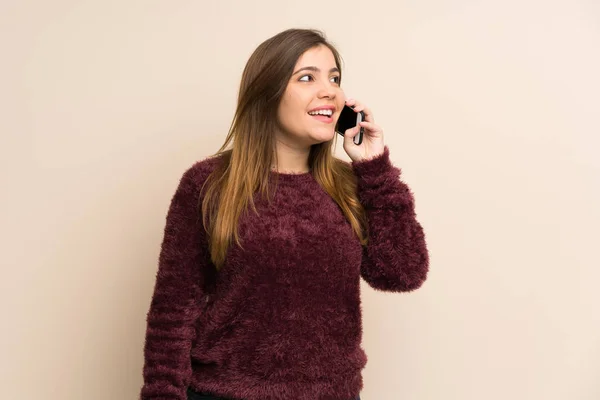 Jeune Fille Gardant Une Conversation Avec Téléphone Mobile — Photo