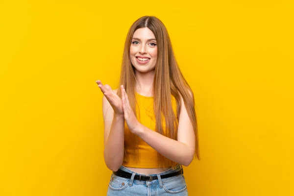 Junge Frau Auf Gelbem Hintergrund Applaudiert — Stockfoto